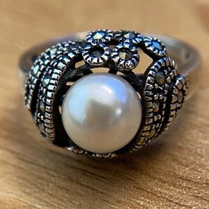 Elegant pearl and Marcasite 925 sterling  Silver Pearl Ring